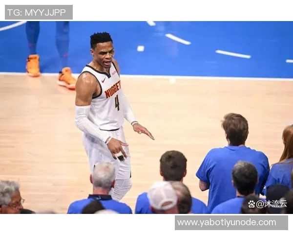 威少训练馆挥汗如雨新赛季去向仍悬而未决引发球迷热议 威少训练馆挥汗如雨新赛季去向仍悬而未决引发球迷热议