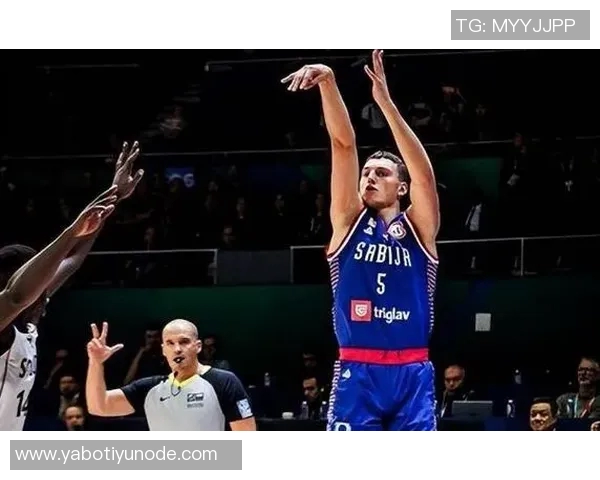 约维奇半场表现亮眼6投3中罚球全中贡献10分外加3篮板2助攻1盖帽