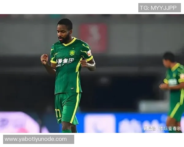 巴坎布门前绝佳机会中横梁球员自投自破成意外进球