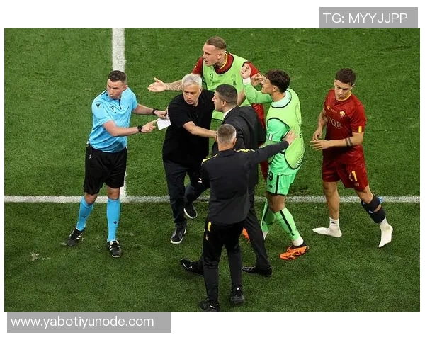 泰勒回忆欧联决赛遭围堵经历称并无重大误判影响比赛结果 泰勒回忆欧联决赛遭围堵经历称并无重大误判影响比赛结果