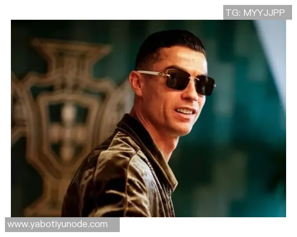 C罗社交媒体分享新造型清爽寸头引发粉丝热议